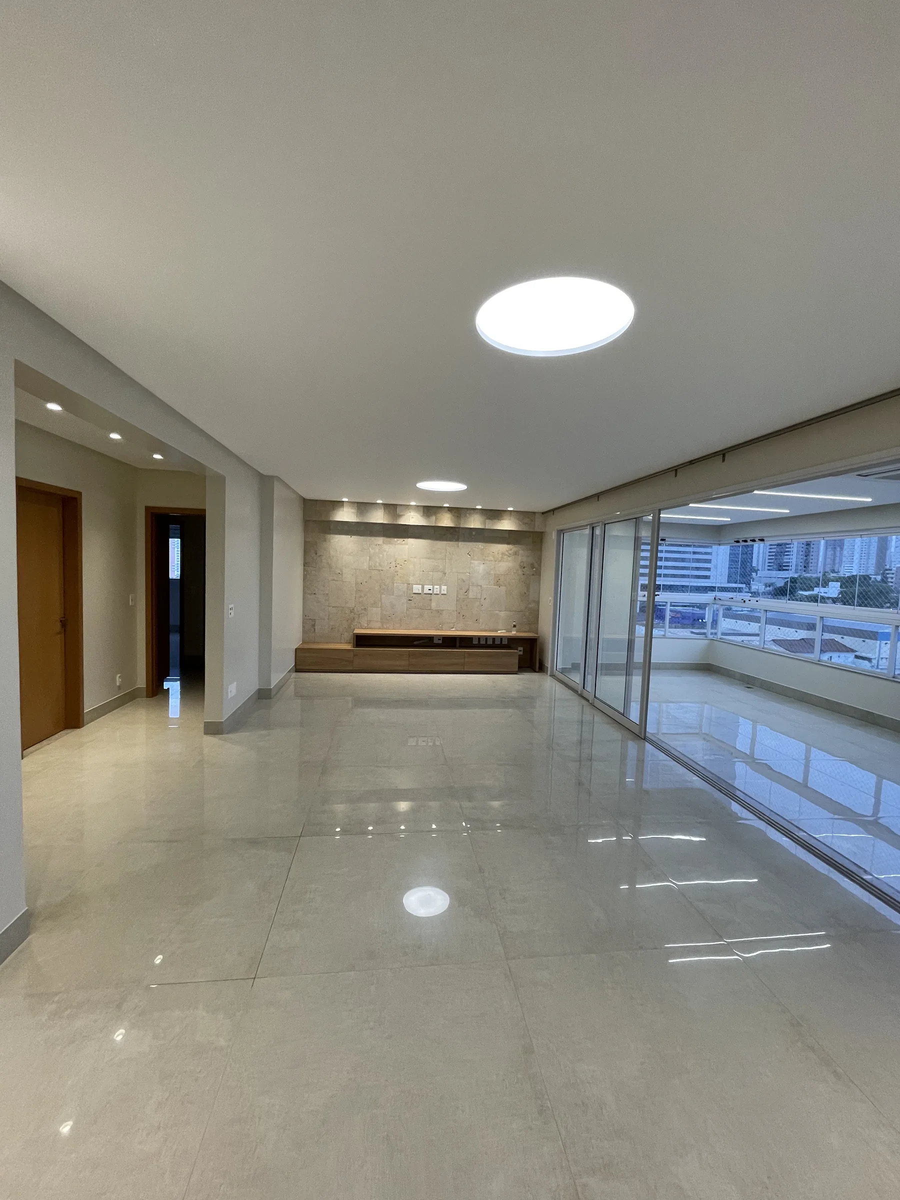 Sala integrada com projeto de iluminação